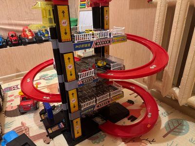 Игрушка парковка