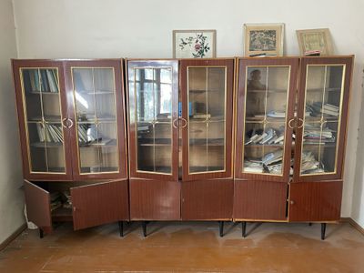 Kitob javon (burchagida seyfi ham bor) juda yaxshi xolatda