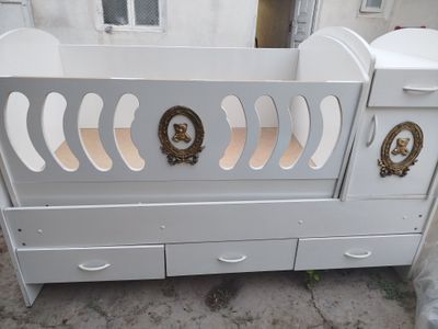 Bolalar kravati oq rangda chiroyli ishlangan