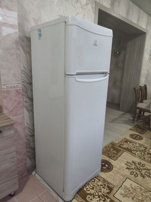 Холодильник Indesit