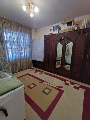 Ғиштли 2 хонали уй сотилади срочно