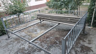 Кровать-топчан, 2.5х2 м, железная, не разбираемая