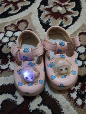 Qizlar uchun oyoq kiyim
