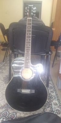 Yangi gitara sotiladi