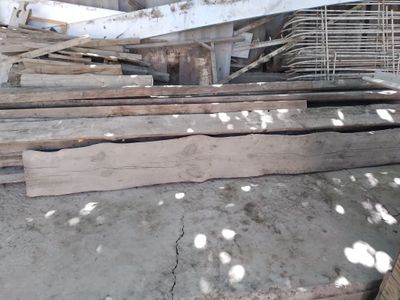 Курилишда ишлатиладиган тахталар сотилади.