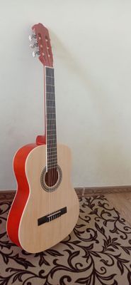 Klassicheskiy gitara sotiladi, holati yaxshi. 650 ming. Tel qiliyla