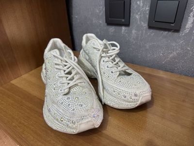 Кроссовки со стразами. 38 размер
