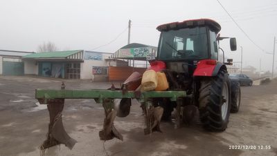 Belarus traktor sotiladi