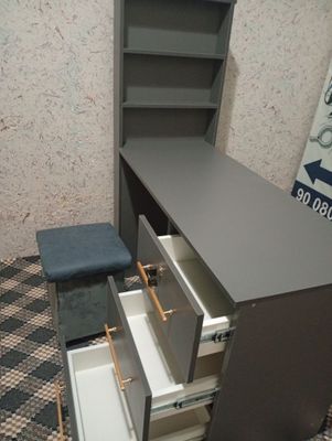 Маникюрный стол.