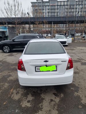 Lacetti 1.8 sotiladi