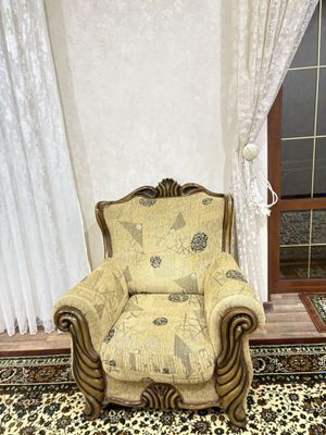 Yumshoq divan va gilam sifatli holati zor