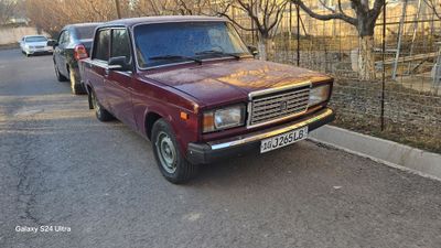 Vaz 2107 sotiladi