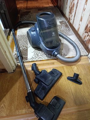 Продам срочно пылесос Electrolux