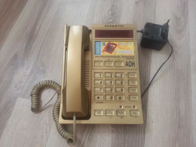 новый телефон русь-28 цвет(золото) работает.
