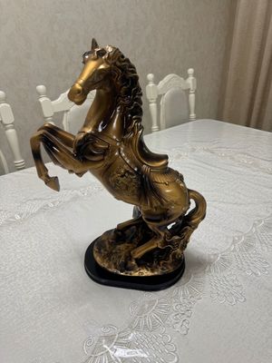 Декоративная статуэтка лошадь