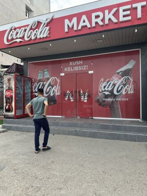 Vitrina oyna, eshiklari bilan