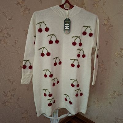 Продаётся женский свитер.