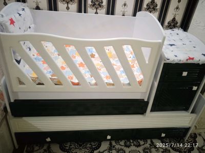 Detskiy mebel sotiladi