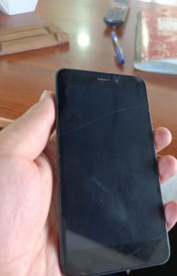 Redmi 4A sotiladi Telefon qotmaydiShishasida treshina bor ishlashiga h