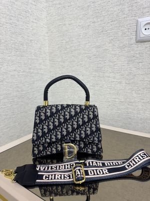 Сумочка в стиле Dior , имеется длинный ремешок