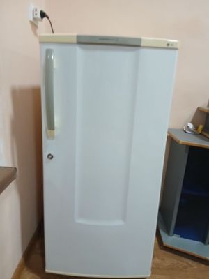 Xolodilnik oq rangda