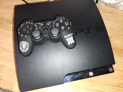 Консоль Sony Playstation 3.Также в подарок входят 3 джойстика и 2чехла