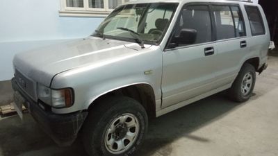 Isuzu trooper год 1983