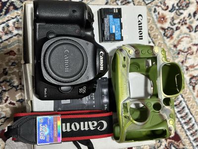 Canon eos 5D mark 3 body sotiladi.
