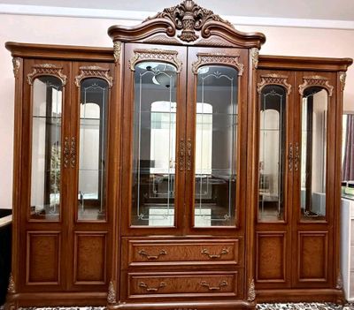 Импортный классический сервант из дерева и стекла