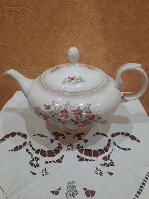 Очень красивый фарфоровый чайник, фарфор, Чехословакия, вместимость 1л