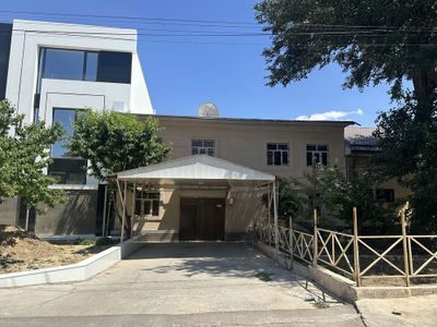 Yakkasaroyda 2 etajli hovli sotiladi