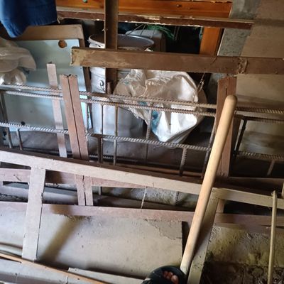 Рамы металлолом и дрова на потолок