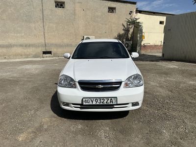 Lasetti 1.8 sotiladi