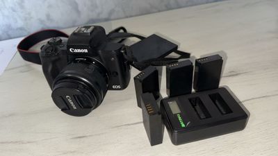 Canon EOS M50 4 ta batareya + sumka 64 Fleshka + boya Mic