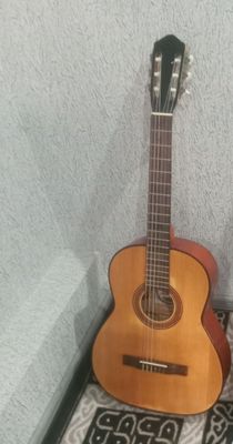 Gitara sotiladi Xolati yaxwi