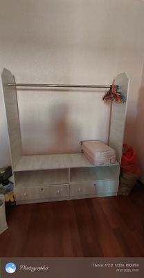 Мебельная вешалка
