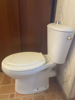 Раковина и унитаз в хорошем состоянии.