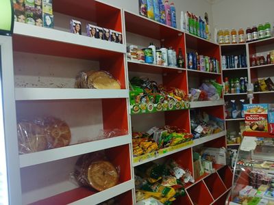 Oziq ovqat magazinidagi polkalar sotiladi sifati yaxshi
