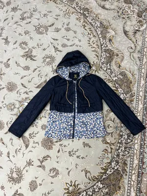 Gul naqshli kapyushonli ayollar zamonaviy kurtkasi