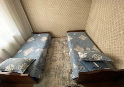 Bir kishilik ikkita divan, kravat