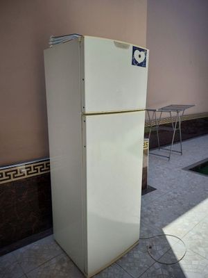 Muzlatgich sotiladi