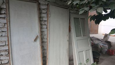 4ta taxta eshiklar va taxta romlar sotiladi