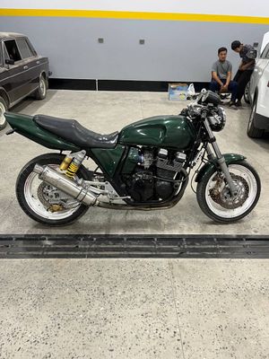 Mototsikl Yamaha XJR 400