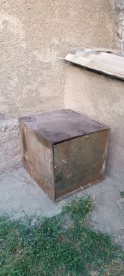 Металлические сейф.