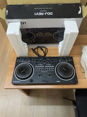 Контроллер Pioneer DDJ-REV1
