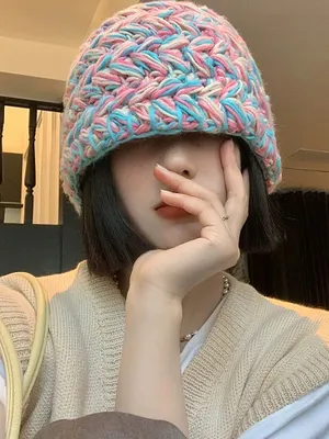 Kuz, qish va bahor uchun ayollar shapkasi.