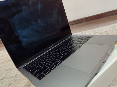 MacBook pro 13-inch/ 8 GB RAM /256 SSD / 2023
