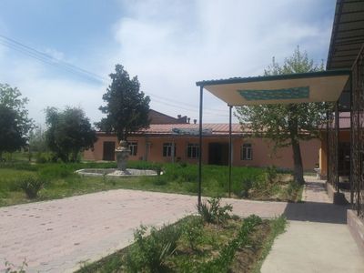 Продам Ахангаран. Здание 850м2,участок 105 сот .