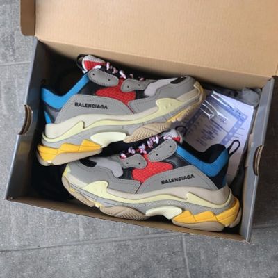 В наличии стильные Кроссовки Balenciaga Triple S "Beige\Red