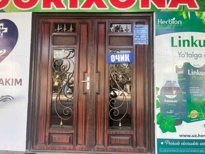 Темир эшик ва ром, 2 қавтлик. Бўйи 2.10 м Эни 1.80